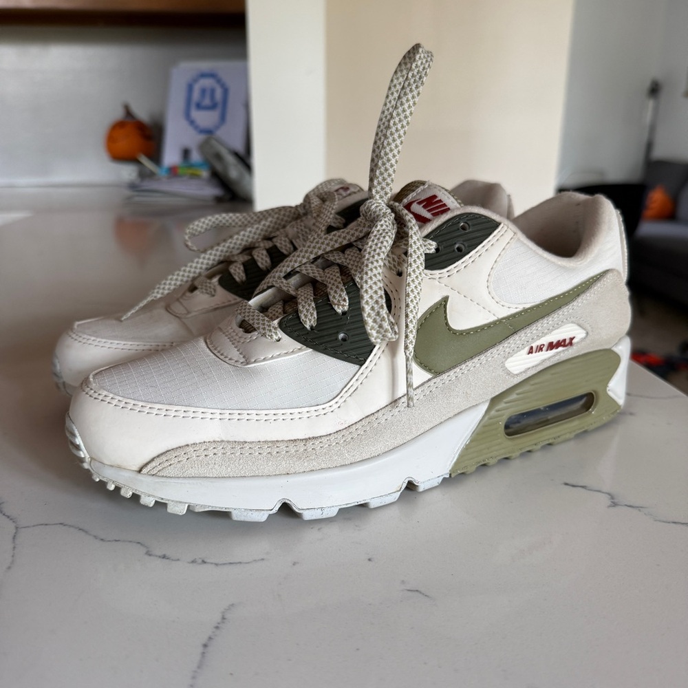 Women’s size 9 Nike Air Max
